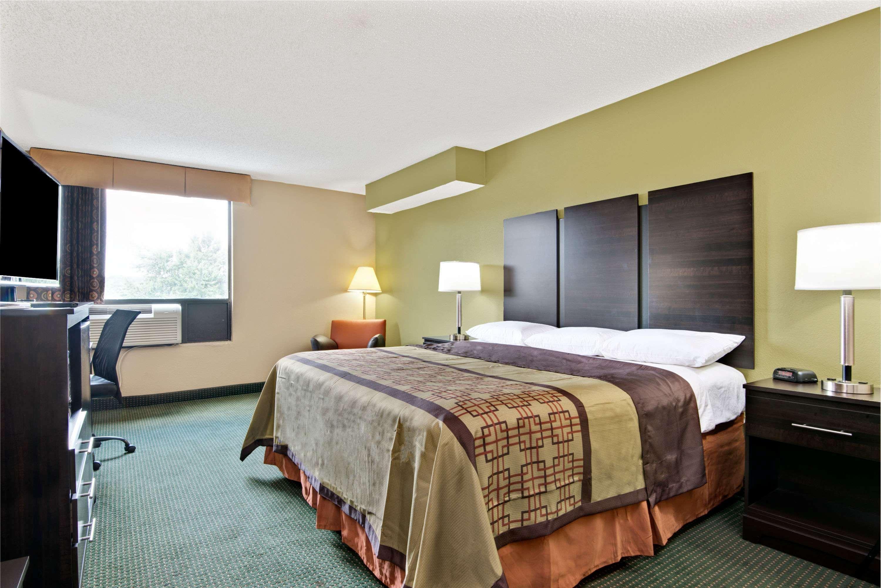 Super 8 By Wyndham Raleigh North East Hotell Exteriör bild