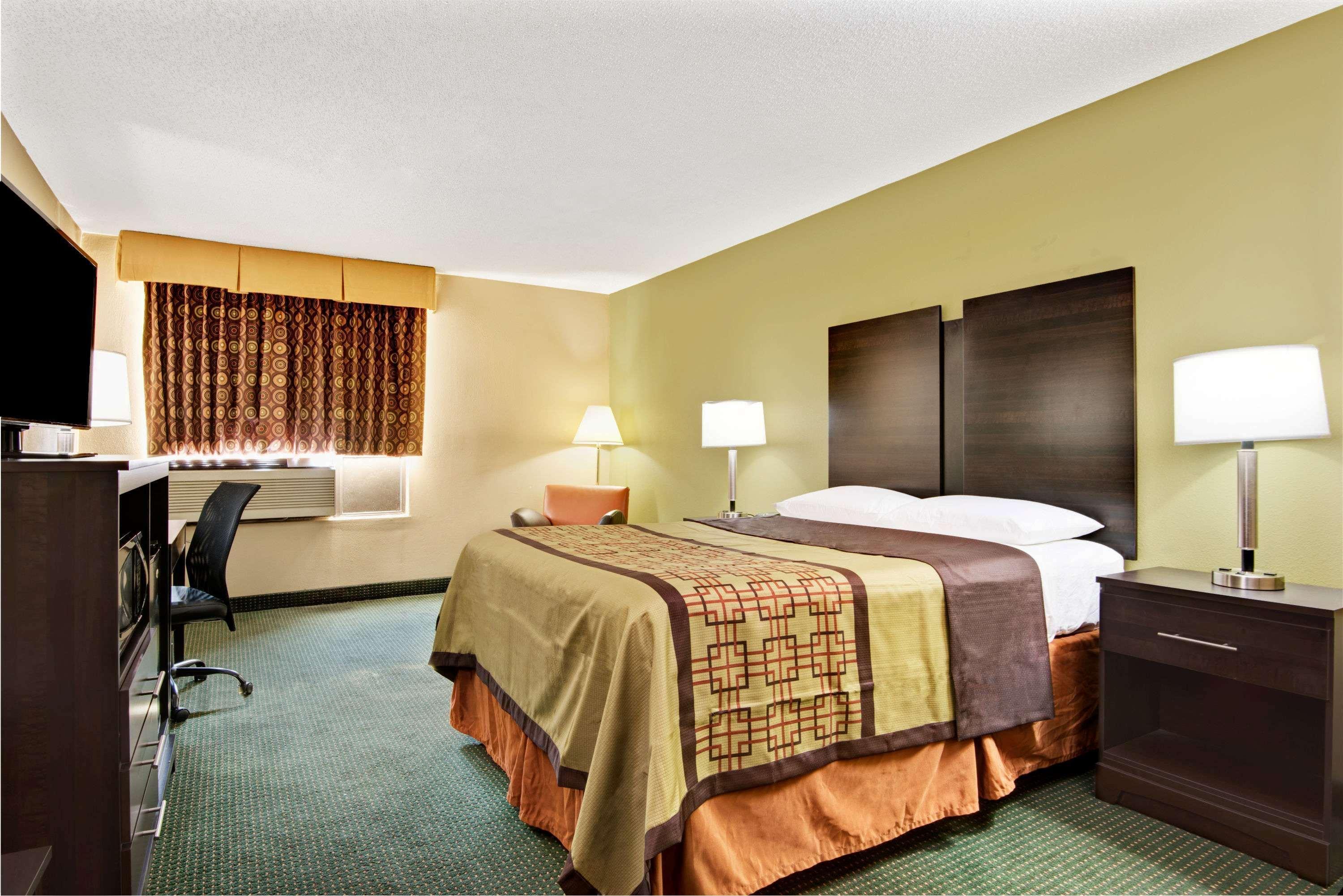 Super 8 By Wyndham Raleigh North East Hotell Exteriör bild