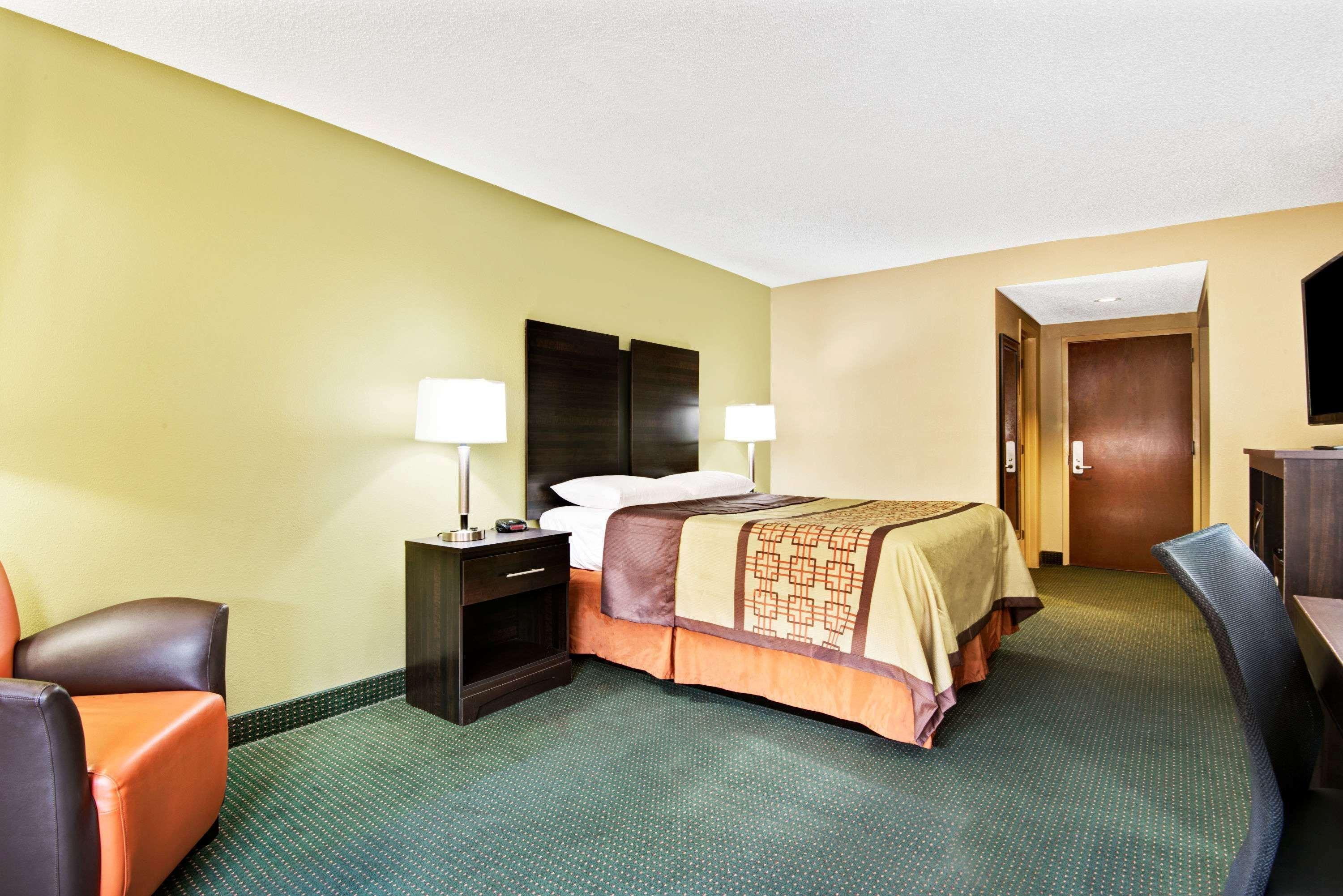 Super 8 By Wyndham Raleigh North East Hotell Exteriör bild