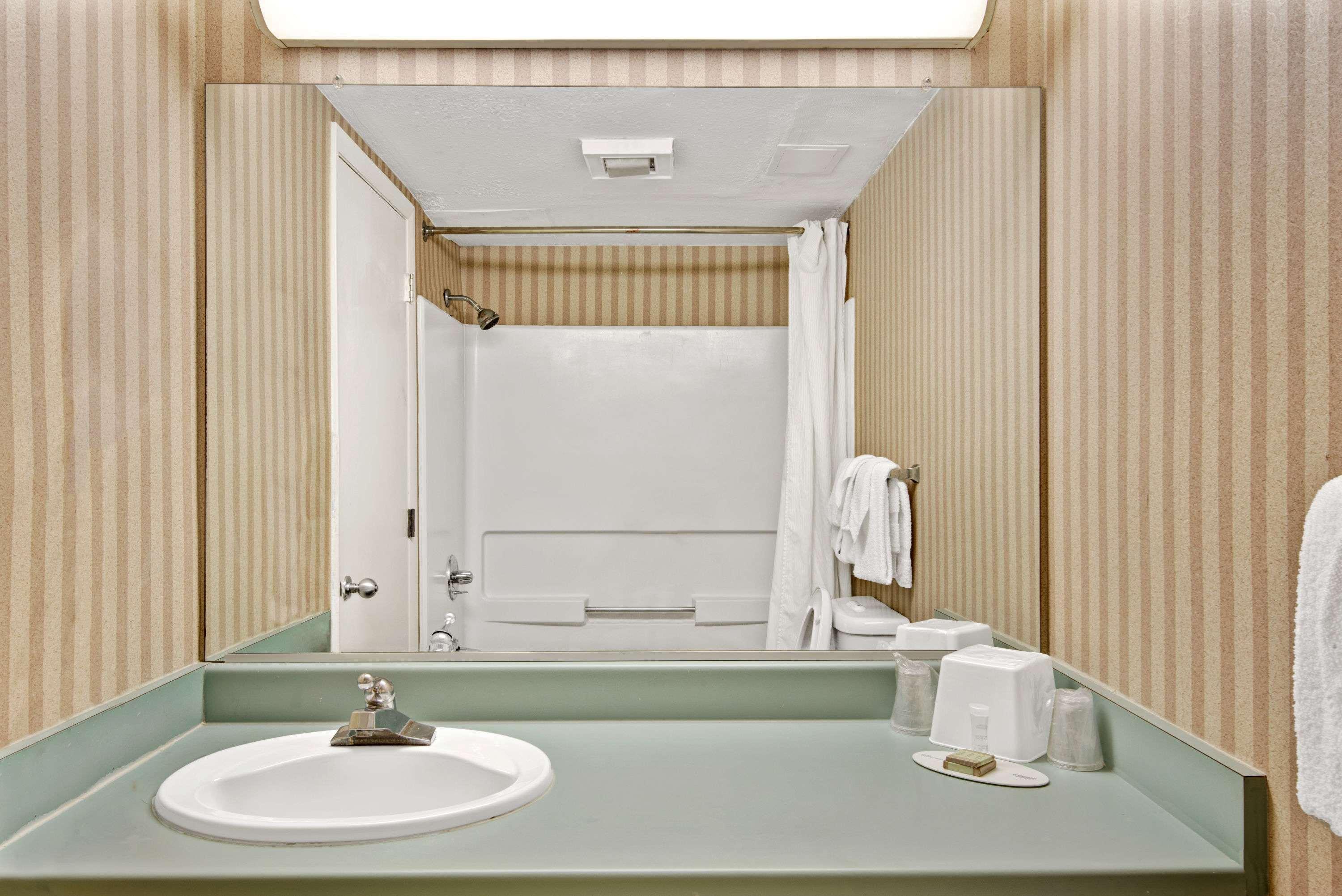 Super 8 By Wyndham Raleigh North East Hotell Exteriör bild