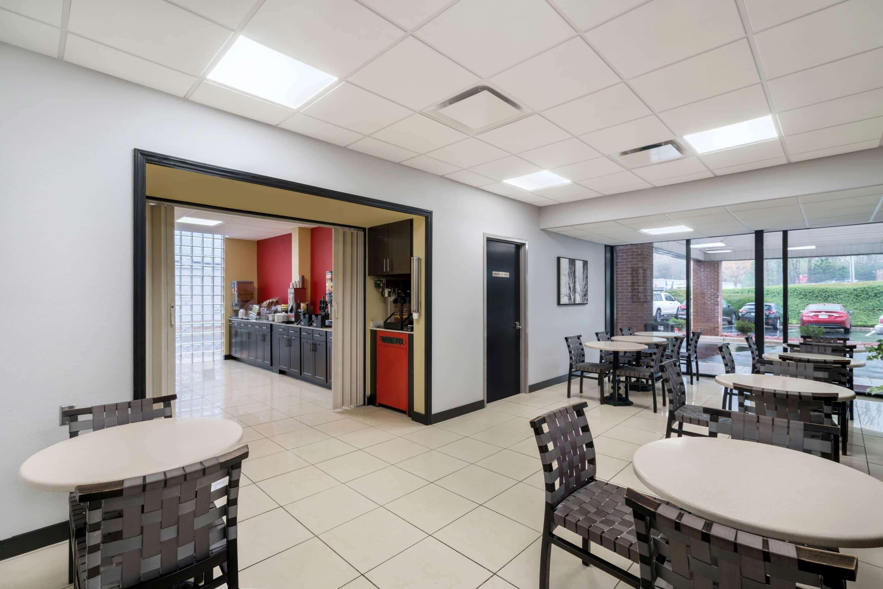 Super 8 By Wyndham Raleigh North East Hotell Exteriör bild